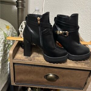 Jessica Simpson Black Ankle Boots with Chunky Heel and Zipper Closure